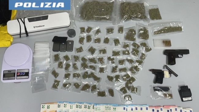 Piccoli malviventi fanno carriera: 17enne di Librino con pistole clandestine e droga in casa