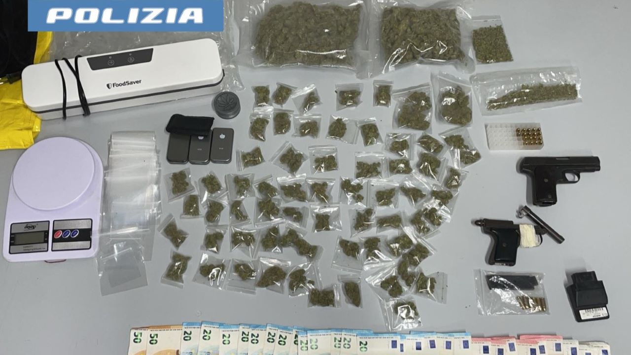 Piccoli malviventi fanno carriera: 17enne di Librino con pistole clandestine e droga in casa