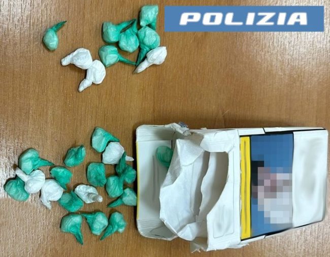 Nascondeva la droga a casa della nonna, 20enne incastrato ad Acireale