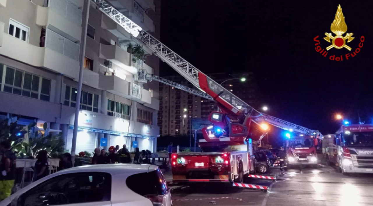 Palazzo in fiamme a Palermo: operazioni di spegnimento concluse a tarda notte