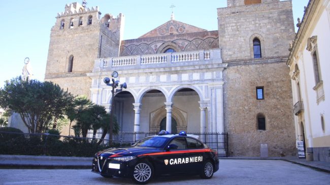 “Pusher dal pollice verde” coltiva cannabis a Monreale: arrestato 47enne