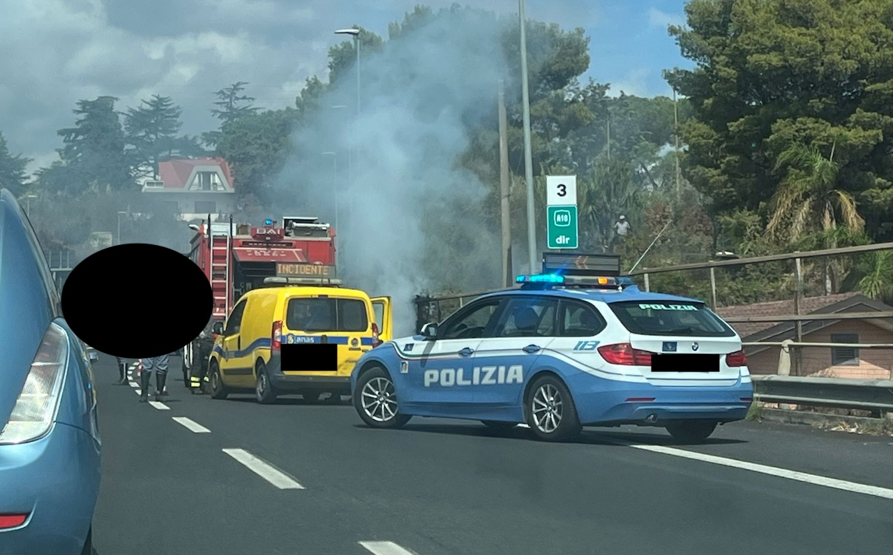 Audi A2 in fiamme al viale Mediterraneo, conducente si salva scendendo dall’auto