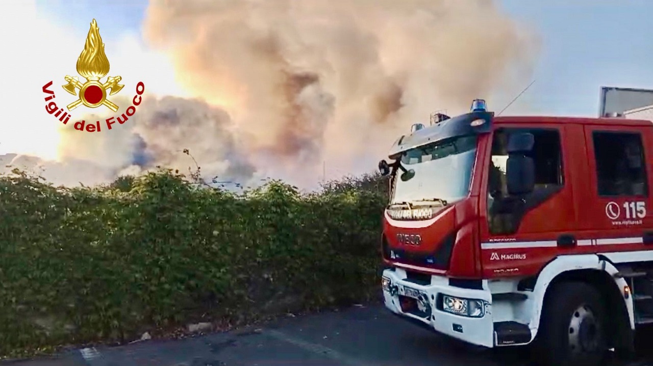 Incendio Fossa della Creta, vigili del fuoco in azione a Catania