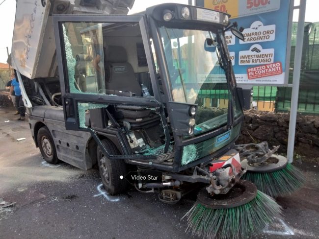 Scooter si schianta contro spazzatrice, 3 feriti a Trecastagni