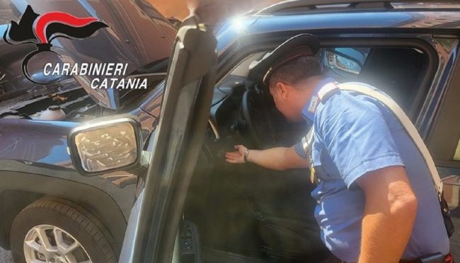Girano in centro città con un’auto rubata ma vengono beccati: guai a Catania