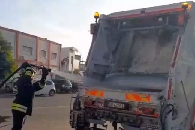Palermo, rifiuti pericolosi gettati tra gli altri: incendio in un autocompattatore