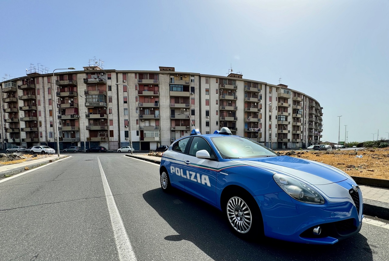 Radio all’orecchio e droga in tasca: arrestata una “vedetta” catanese