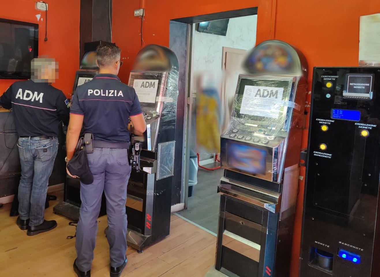 Catania, scovato chiosco a Nesima con slot machine abusive all’interno