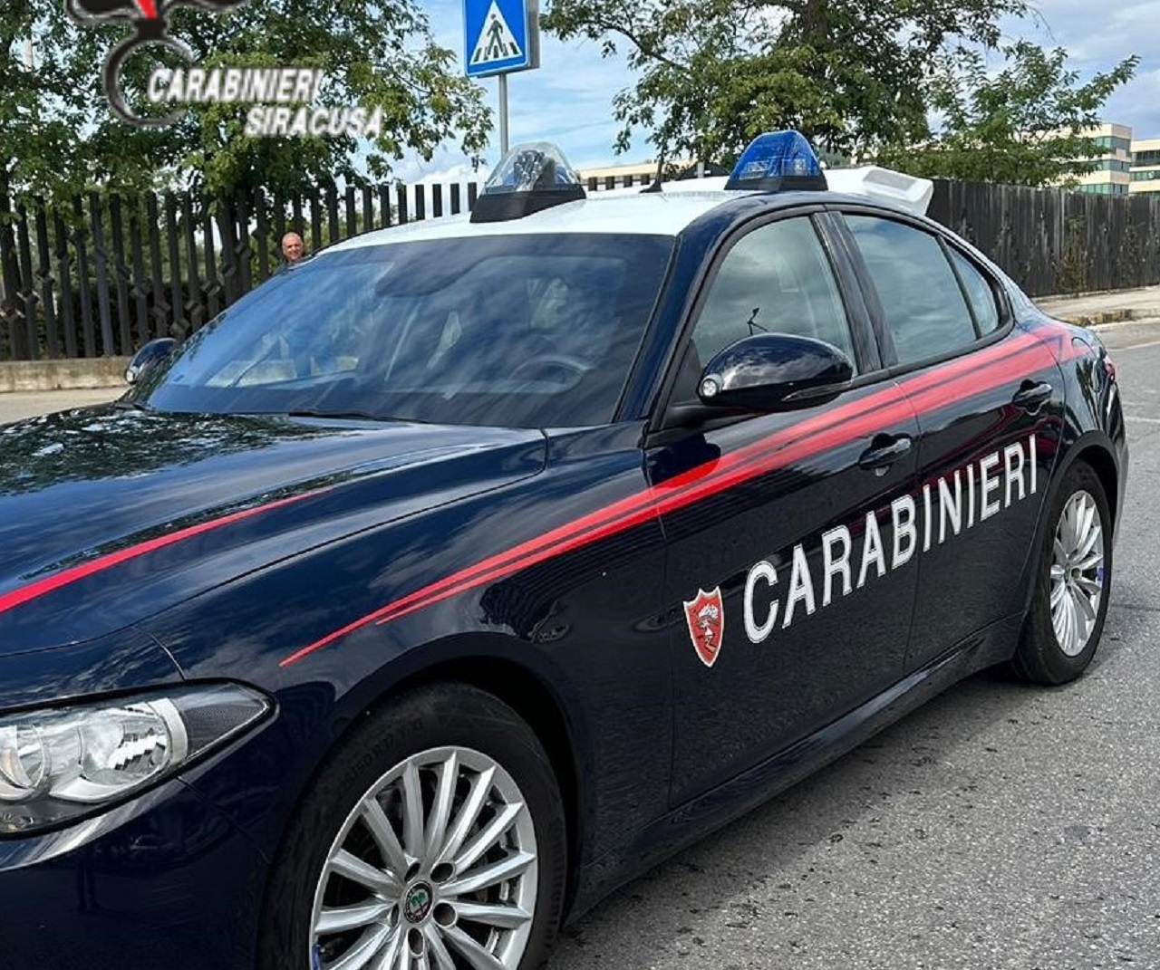 Sfreccia contromano tra i vicoli di Ortigia e oppone resistenza dopo essere stato fermato: in carcere 29enne