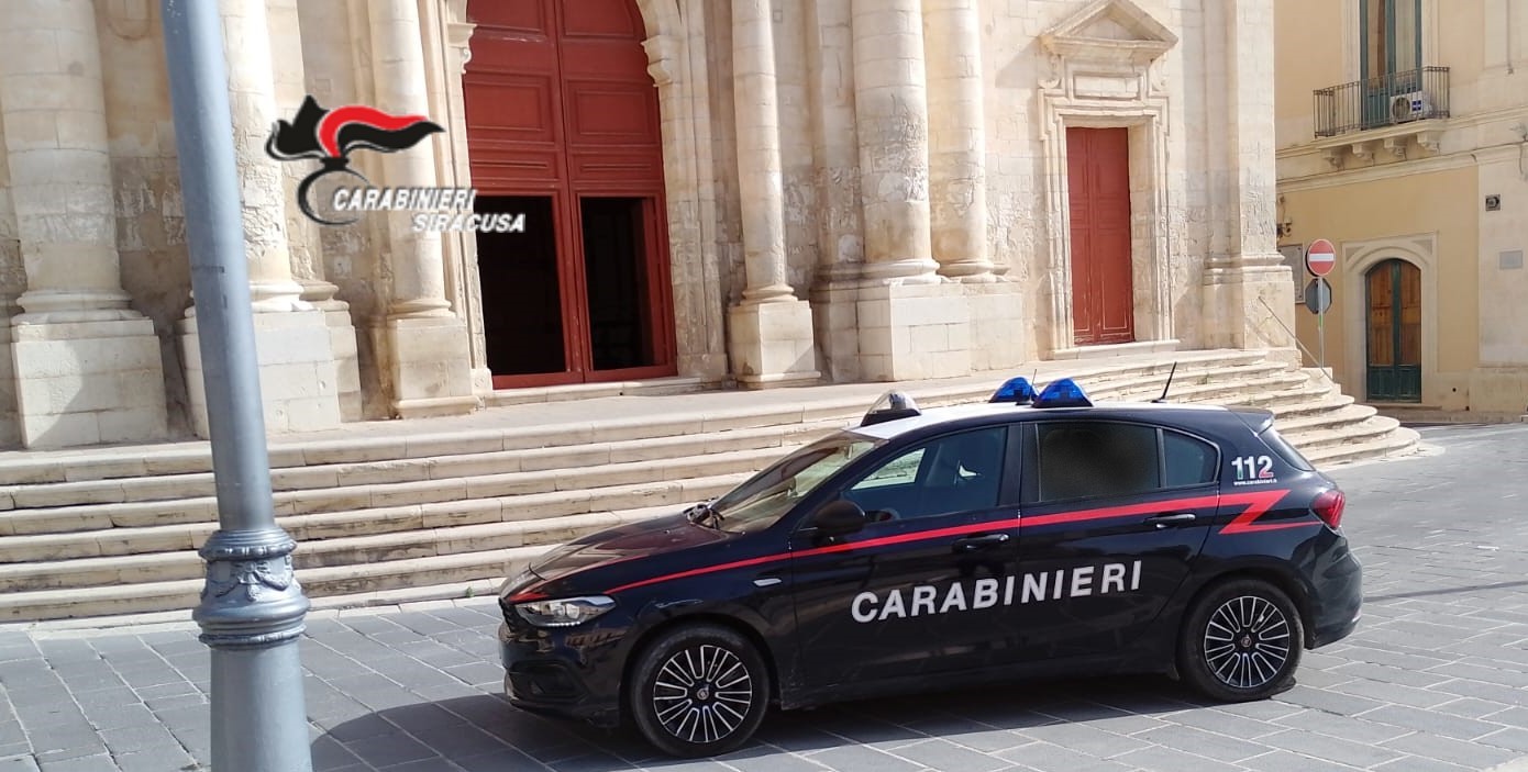 Lancia pietre contro i carabinieri per sottrarsi al controllo: arrestato 26enne a Rosolini