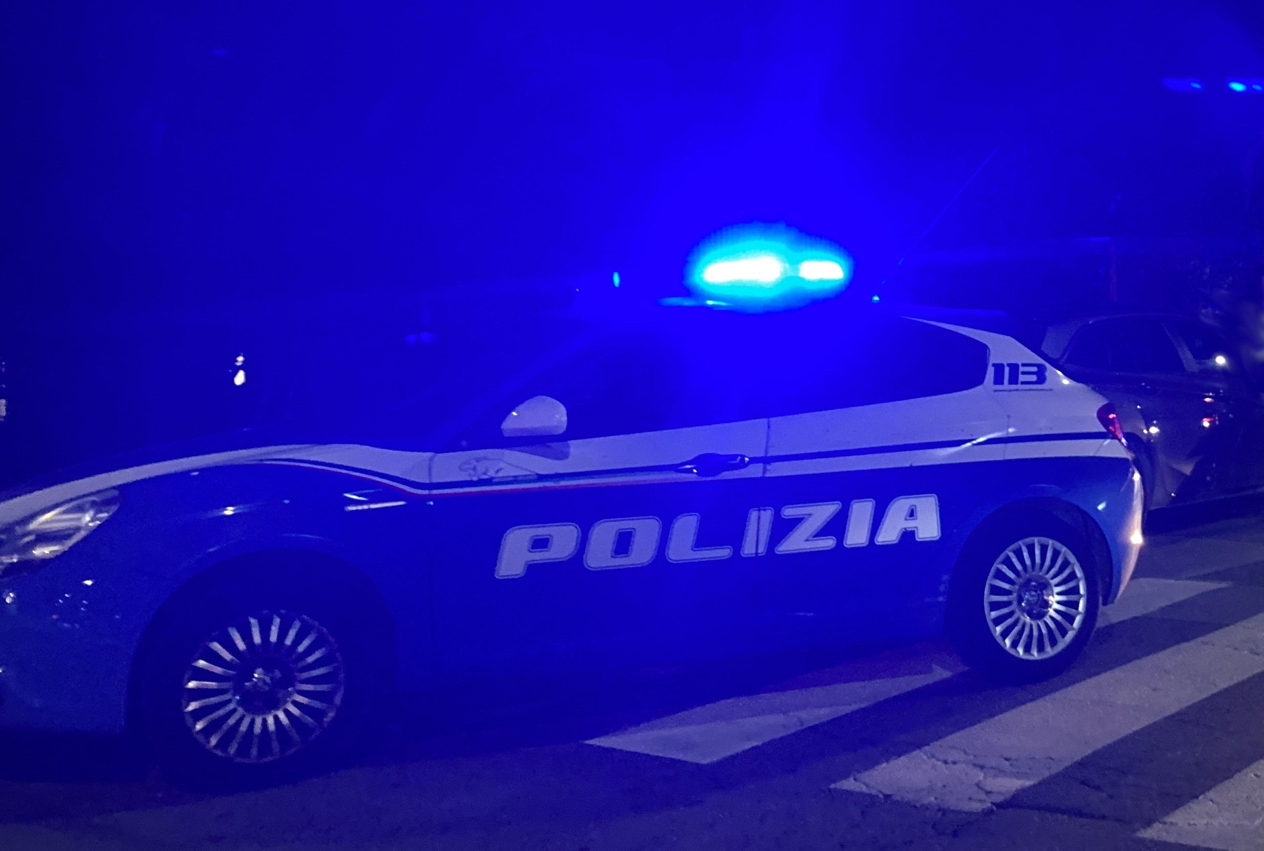 Girano a bordo di un’auto rubata, fermati dalla polizia fuggono a piedi ma solo uno viene arrestato