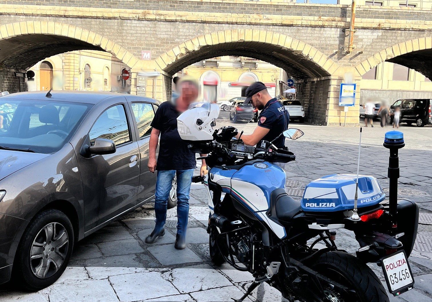 Catania, stretta della polizia contro i parcheggiatori abusivi: identificati e sanzionati 11 soggetti