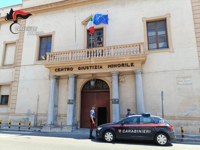 Rapine in pieno giorno nel centro di Palermo, arrestati 5 giovanissimi: solo 1 è maggiorenne, tra loro anche 2 ragazzine