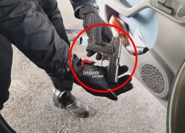 Arrestato catanese con una pistola nascosta sotto il sedile dell’auto