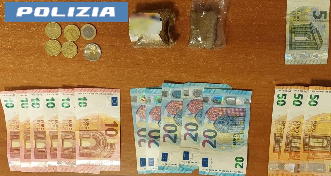 Pusher beccato con la droga nel marsupio