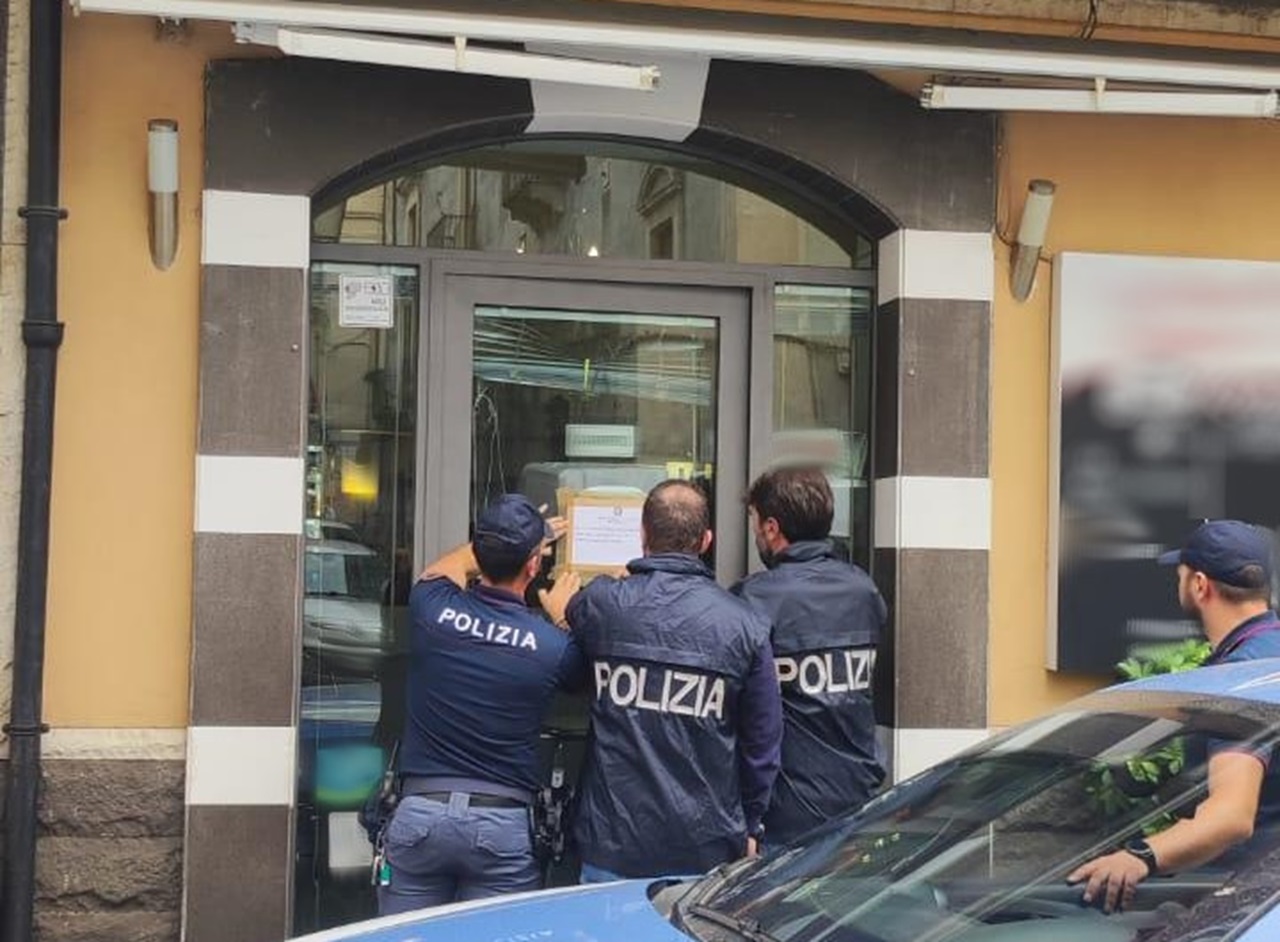 Chiuso bar in piazza Addamo a Catania dopo violento pestaggio a 2 poliziotti