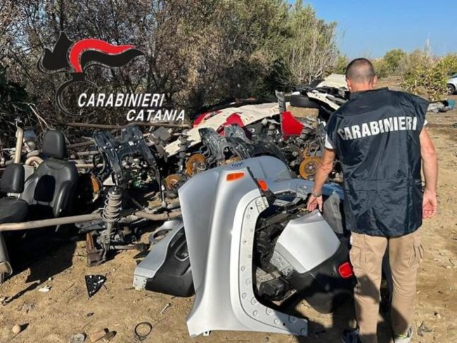 Rubavano auto a Catania per poi nasconderle a Paternò e smontarle: fermati due uomini