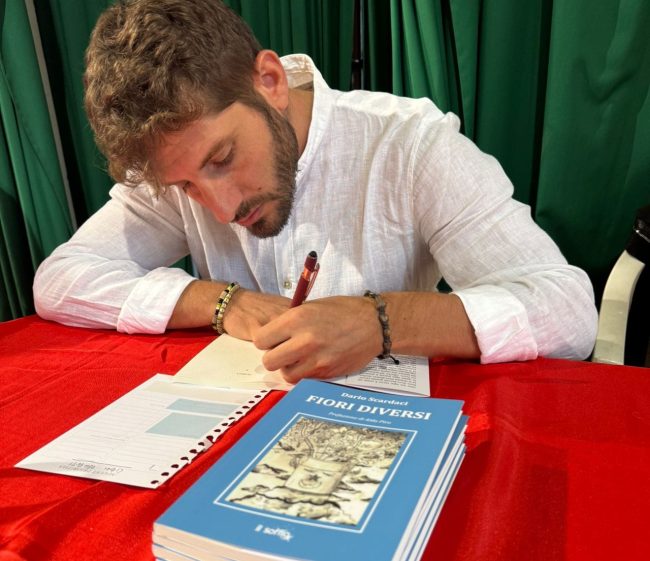 Incontro con l’autore, Dario Scardaci presenta la sua prima raccolta di poesie “Fiori diversi”