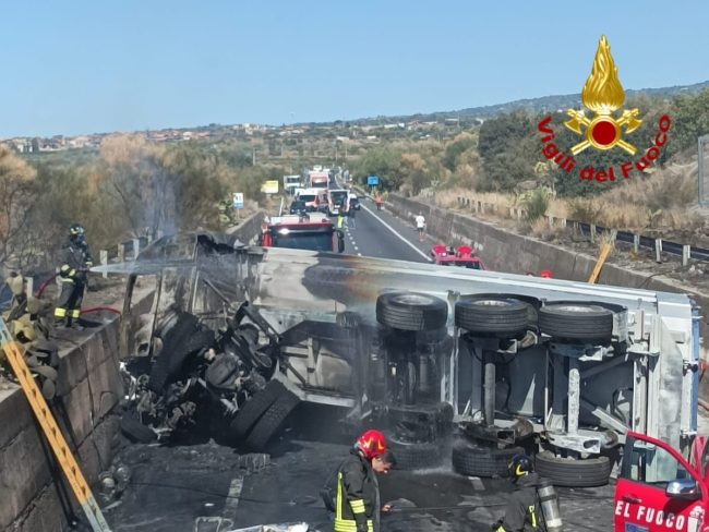 Incidente mortale a Paternò, auto si scontra con un tir che prende fuoco: 2 vittime, una carbonizzata