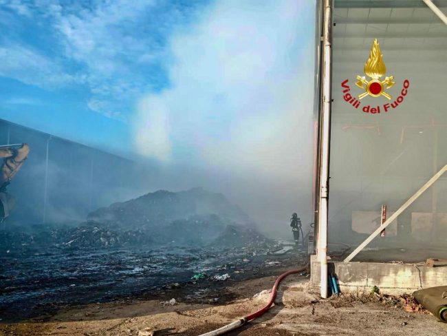 Spento l’incendio di rifiuti in una azienda di raccolta differenziata di Grammichele