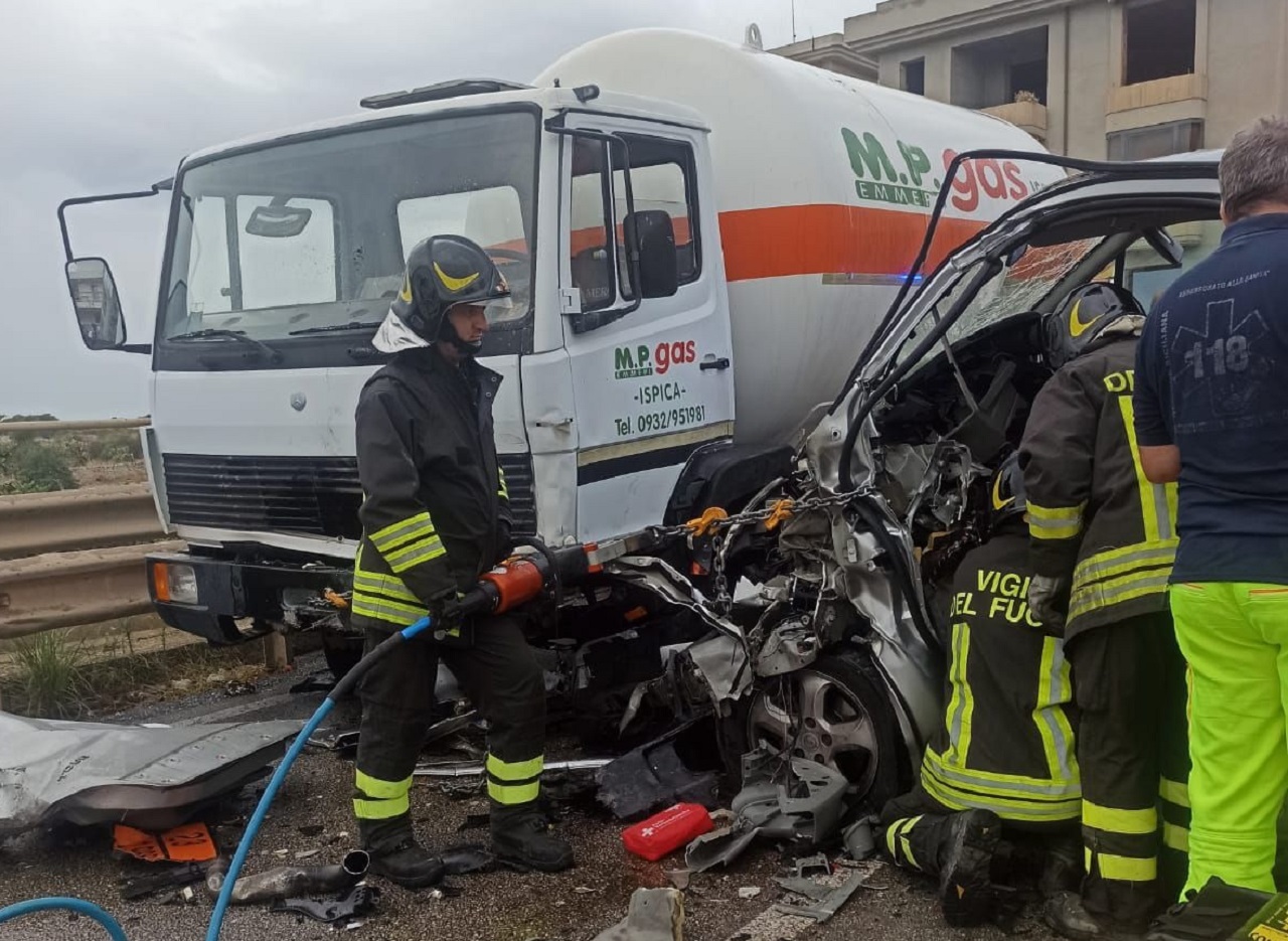 Incidente a Ispica, scontro tra un autocarro Gpl e un’auto: feriti estratti dalle lamiere