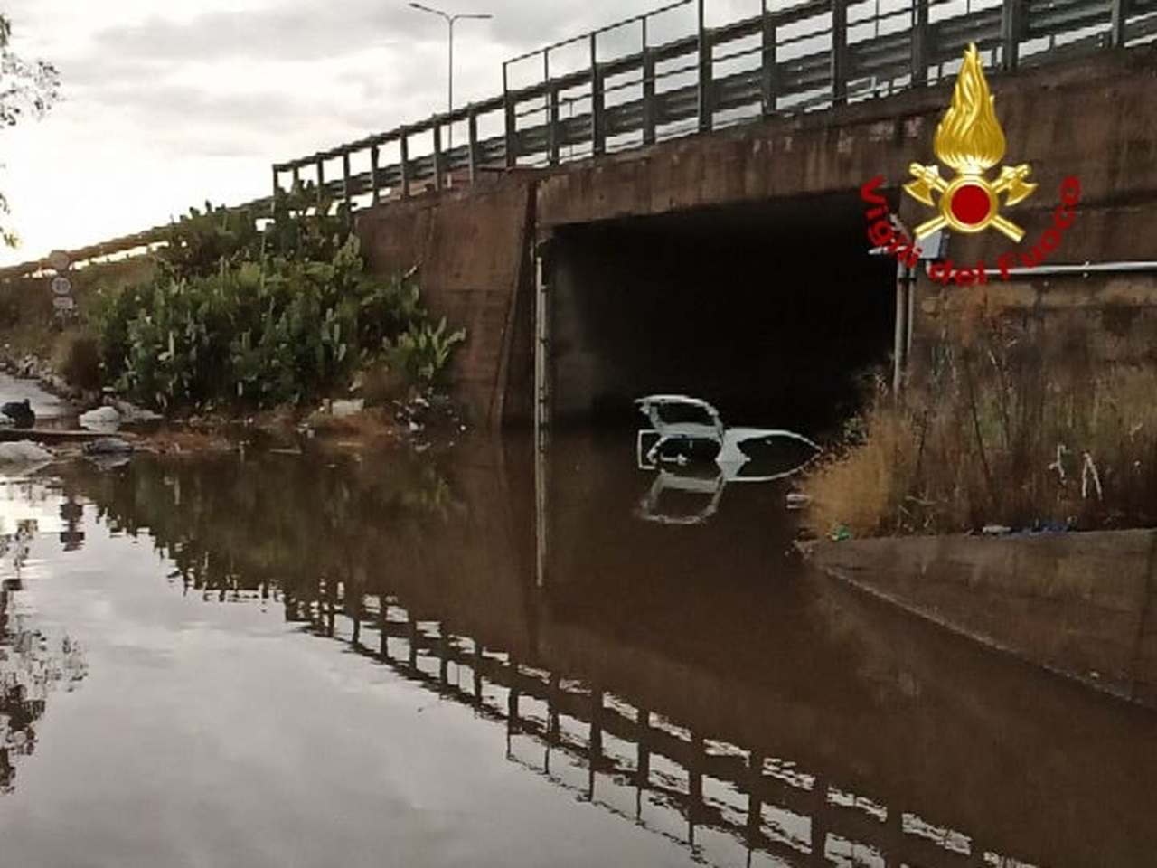 Maltempo a Catania, gli interventi dei vigili del fuoco tra strade allagate e automobilisti intrappolati