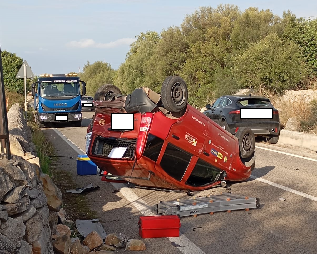 Violento scontro tra due auto sulla SP 80, una si ribalta: 2 feriti in ospedale