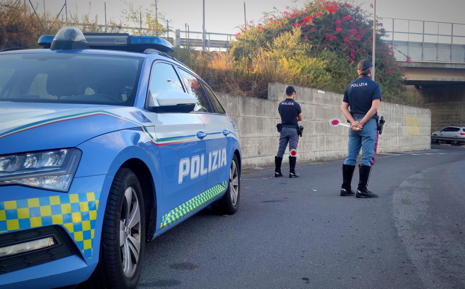 Coppia di giovani sfreccia senza casco a bordo di uno scooter sequestrato e con targa contraffatta