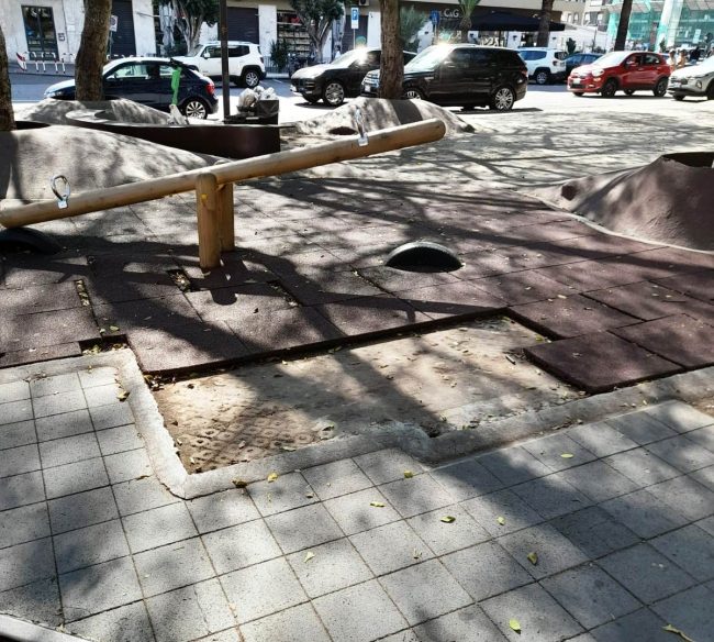 Degrado e pericolo nel parco giochi di piazza Abramo Lincoln. La segnalazione del Comitato Cittadino Vulcania