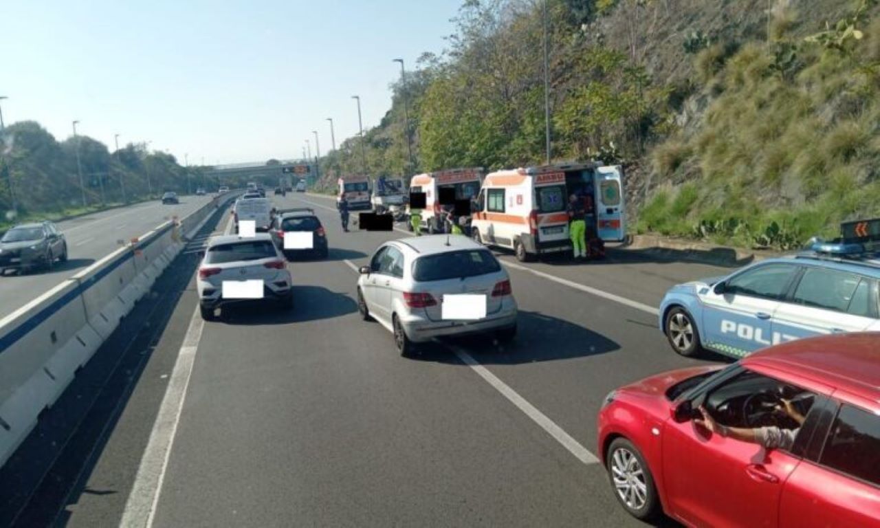 Incidente mortale sulla Tangenziale di Catania, motociclista si schianta contro un furgone