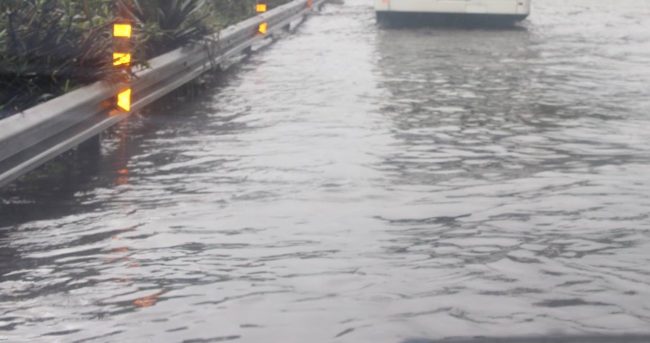 Autostrada A18 allagata. Mezzi fermi per acqua alta in direzione Catania