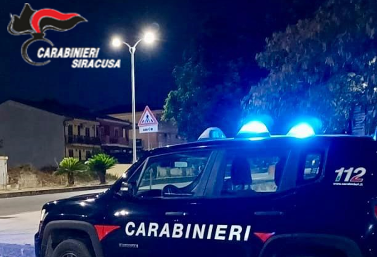 Pistola detenuta illecitamente e spaccio di stupefacenti: 2 arresti nel Siracusano