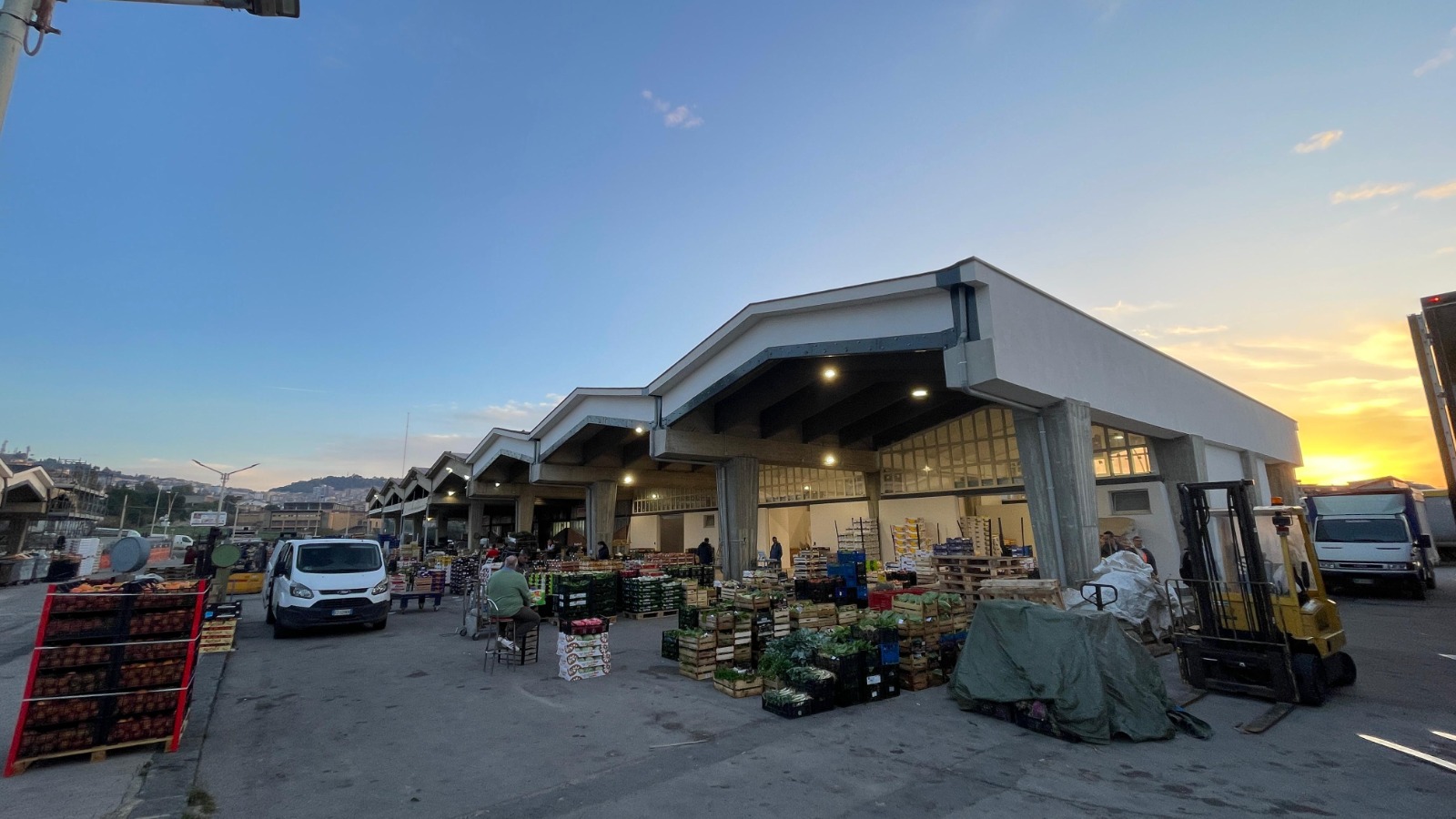 Corpo forestale sequestra tre tonnellate di prodotti al mercato ortofrutticolo di Caltanissetta