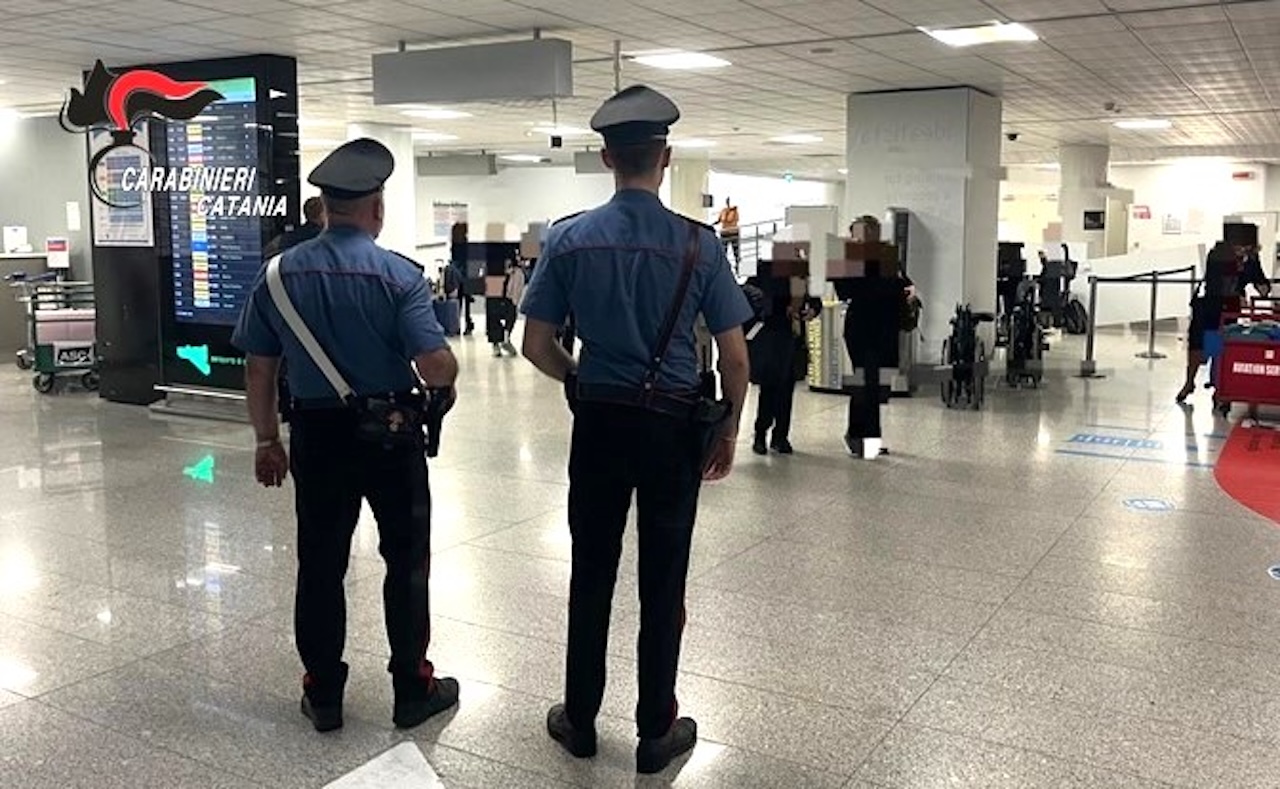 Scappa in Germania ma torna a Catania per uccidere i familiari: arrestato in aeroporto