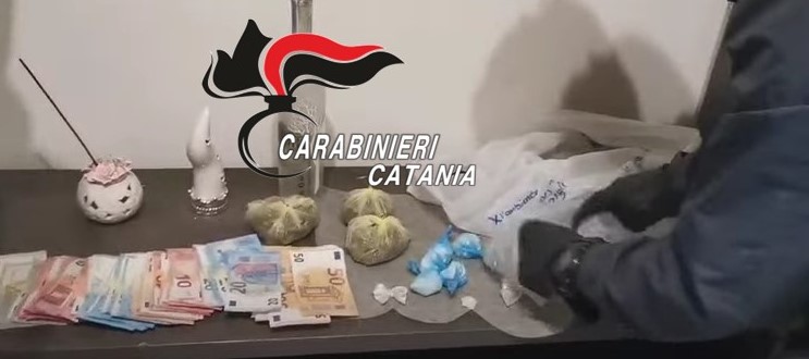 Blitz in un appartamento di San Cristoforo: base di stoccaggio di cocaina e marijuana – VIDEO