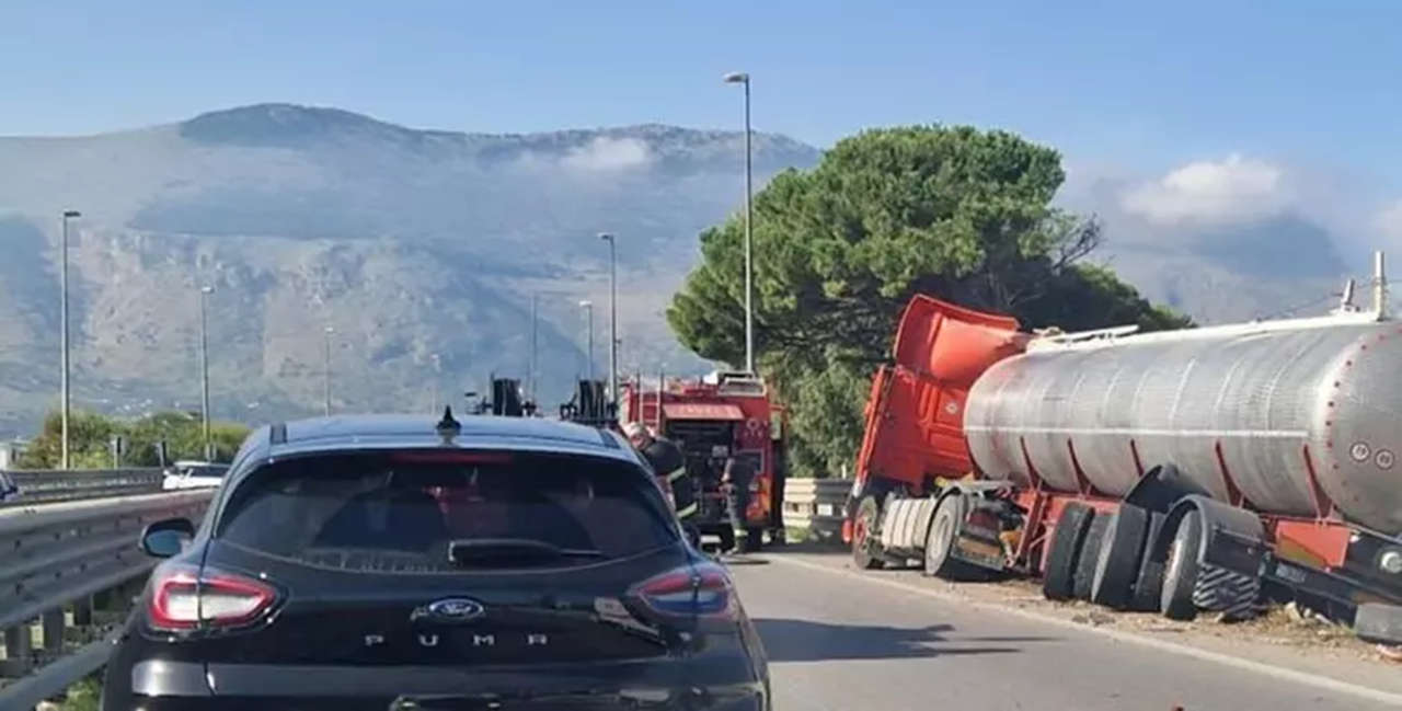 Violento scontro tra due mezzi pesanti: camionista in ospedale, autostrada A29 bloccata