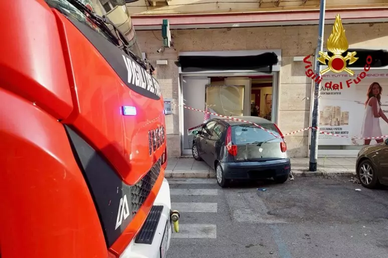 Palermo, auto sfonda la vetrina di una farmacia