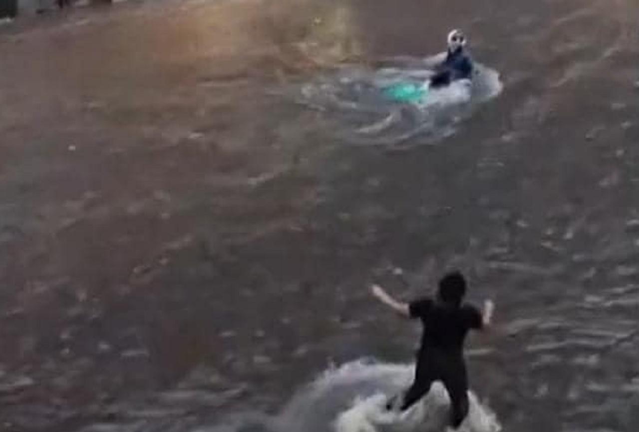 Catania, donna salva un uomo travolto dalla forte corrente d’acqua in via Etnea – VIDEO