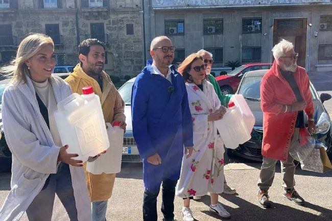 Accappatoio e bidone di polemiche in mano, Faraone accusa la Regione della crisi idrica: la risposta arriva subito