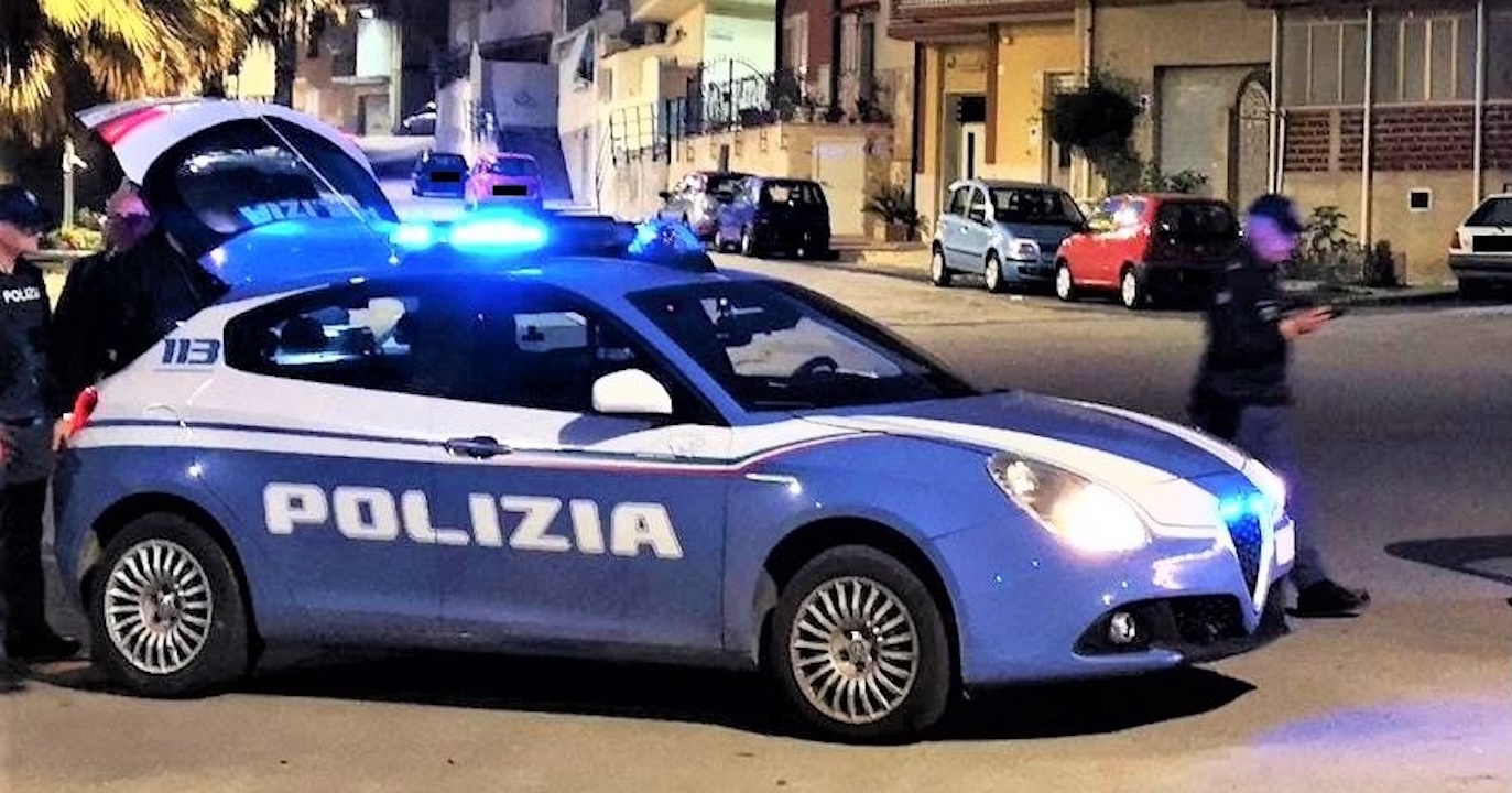 Dormiva con pistola e munizioni in camera: in manette una 21enne di Gela