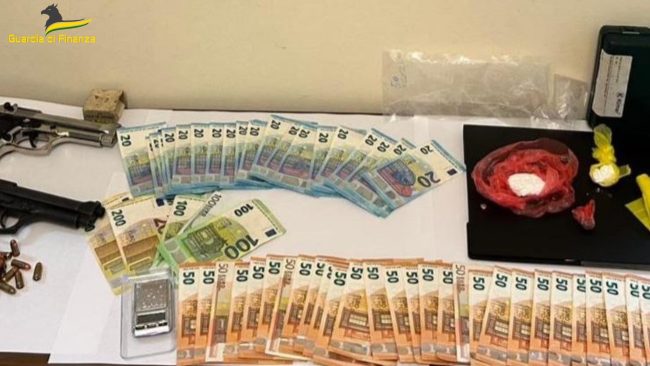 Arrestato giovane di Gela con armi e droga – VIDEO