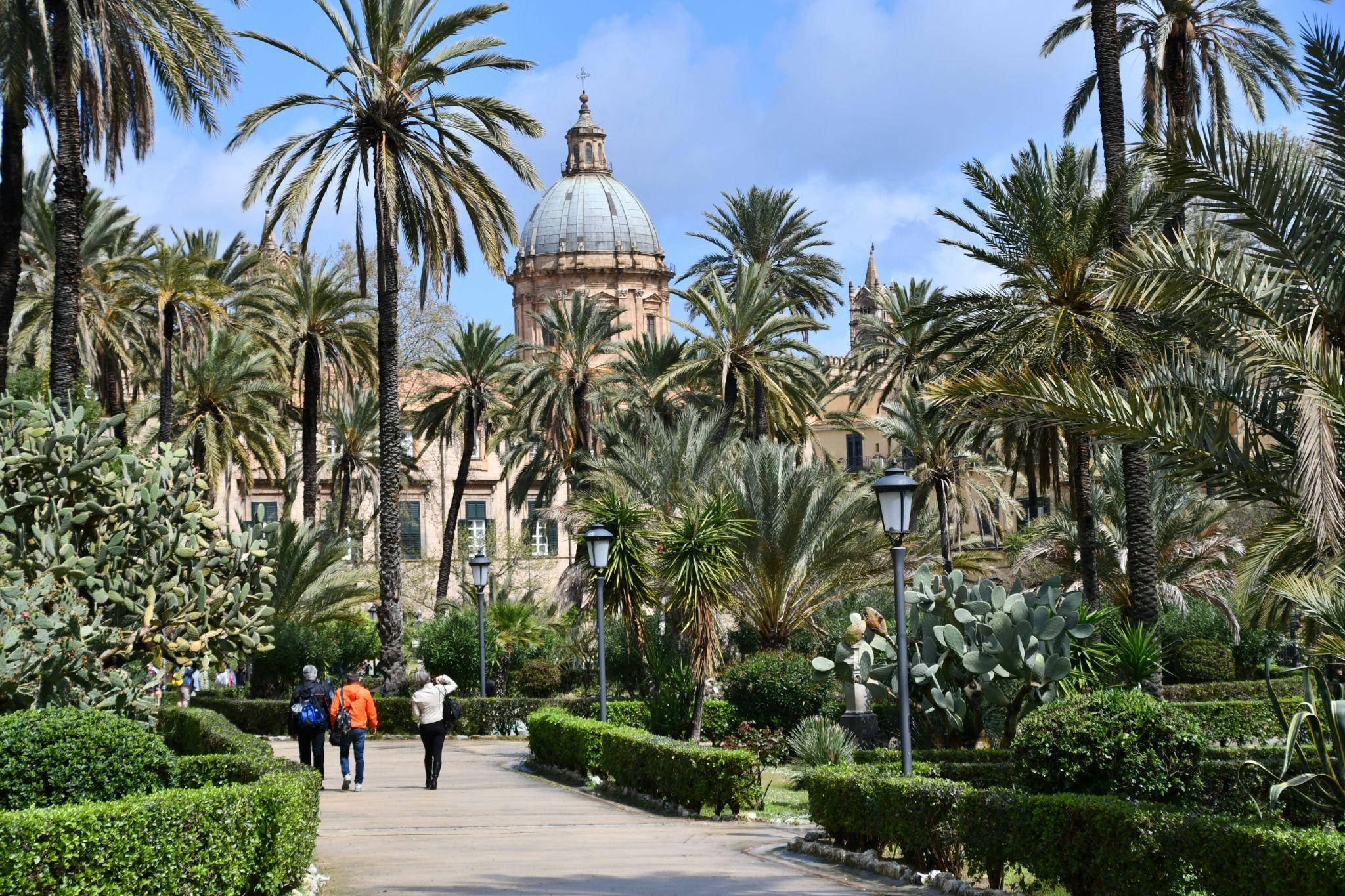 I giardini di Villa Giulia e il centro storico di Palermo