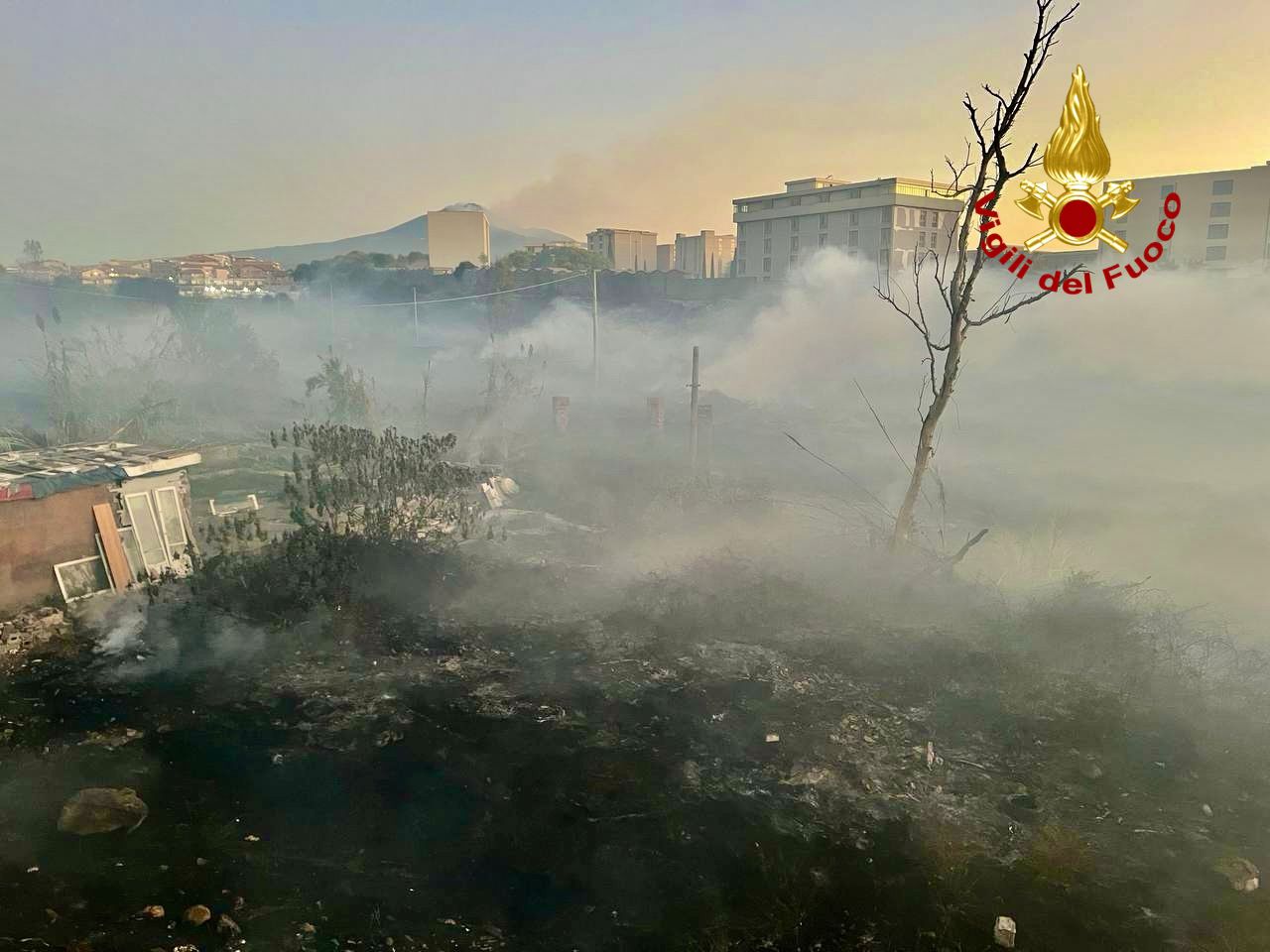 Spento l’incendio che ha minacciato per ore il Cimitero di Catania