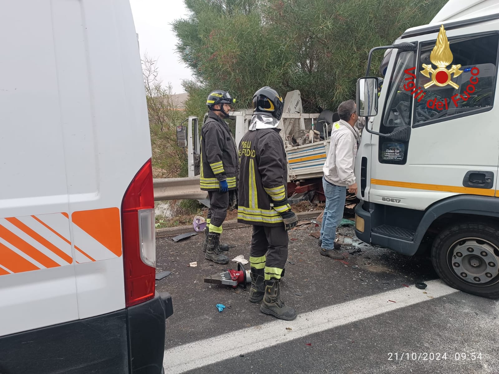 Incidente sulla A19, due mezzi pesanti si scontrano e uno finisce in una scarpata