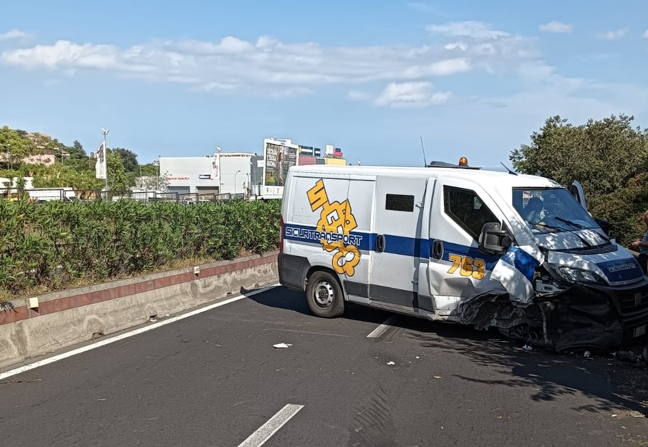 Incidente ad Acireale, traffico paralizzato fino ai caselli