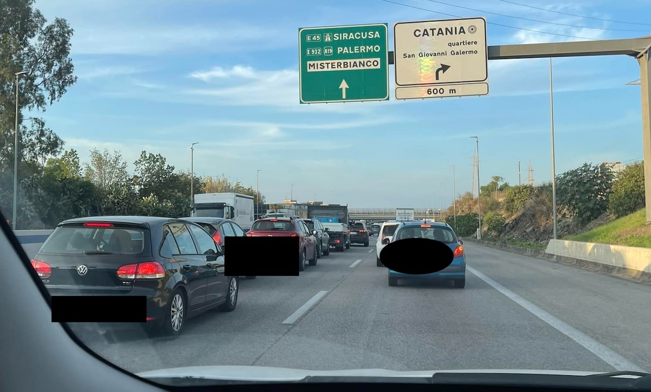 Tangenziale bloccata a Catania per un incidente in viale Mediterraneo