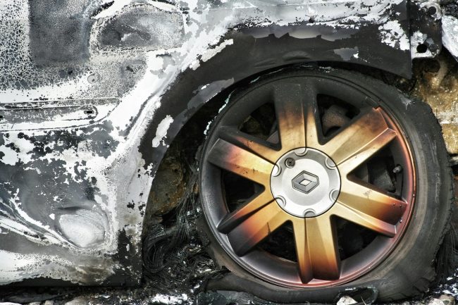 Auto contro muro, le fiamme e la tragedia: una donna muore carbonizzata. L’incidente oggi a Villagrazia di Carini