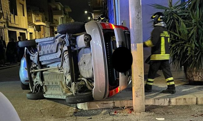 Pirata della strada investe ragazza in auto e fugge via. Fiat Panda si ribalta