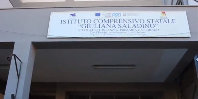 Palermo, brucia cumulo di rifiuti vicino alla scuola Giuliana Saladino del Cep: evacuato l’intero istituto