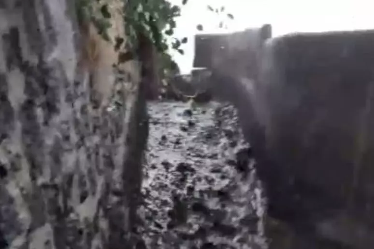 Emergenza a Ginostra, fango nelle case post frane e tranciati cavi elettrici